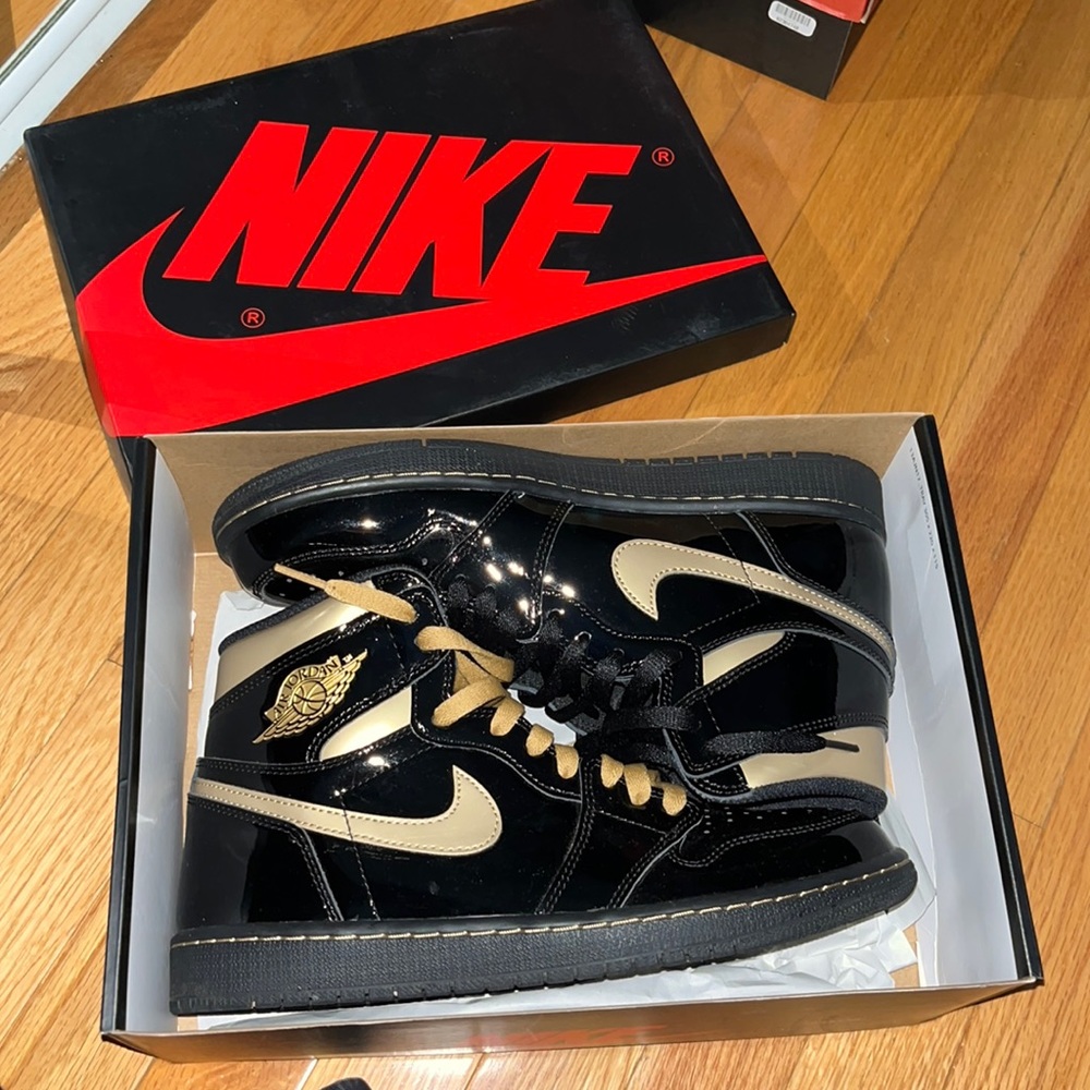 Air Jordan Retro 1 Metallic Gold High Top Size 9